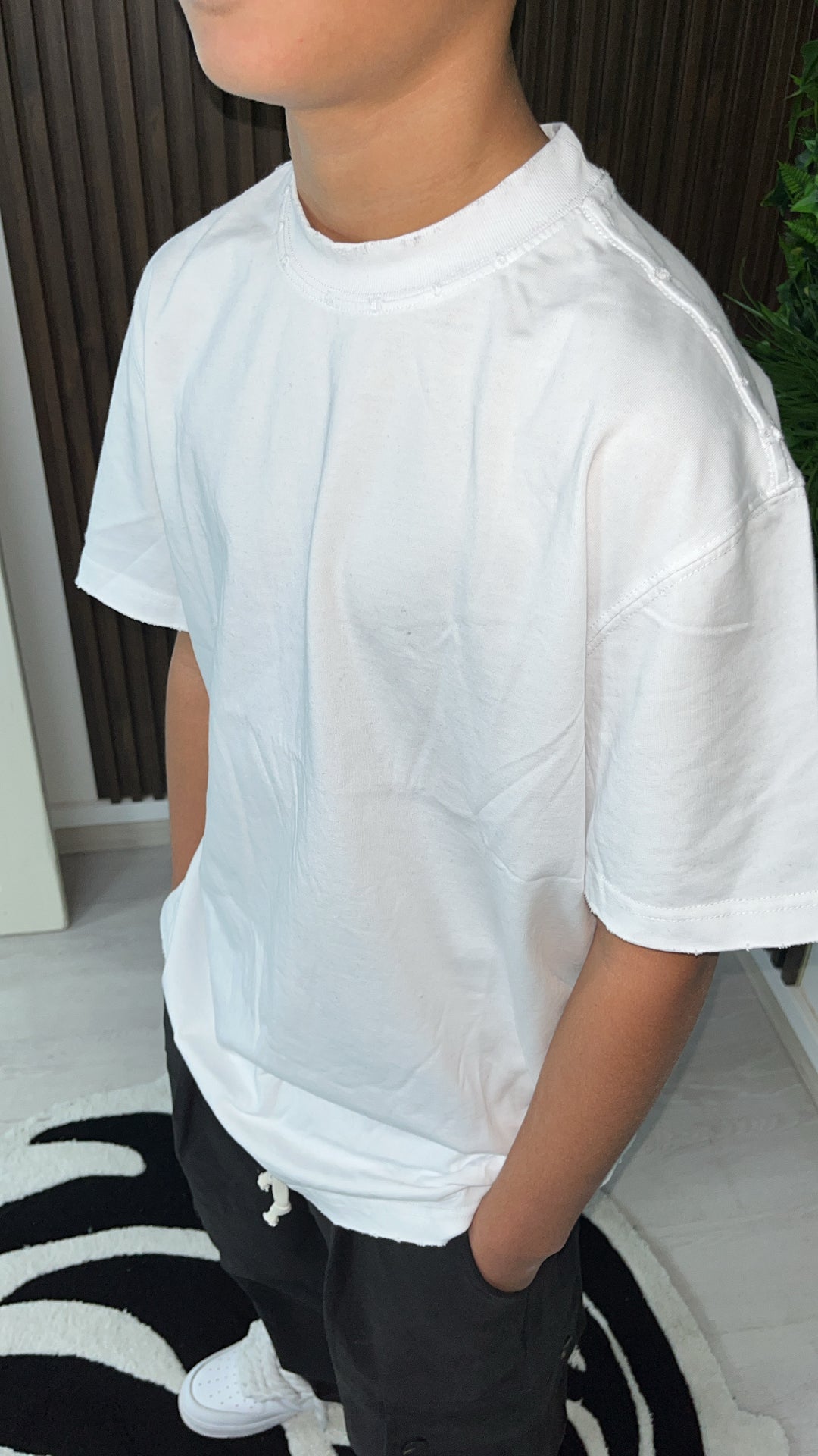 T-shirt avec des abrasions blanches