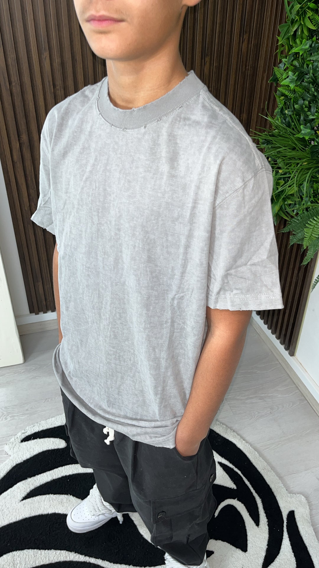 T-shirt avec des abrasions grises