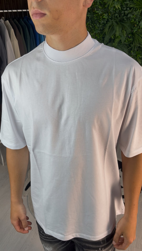 T-shirt à cou blanc