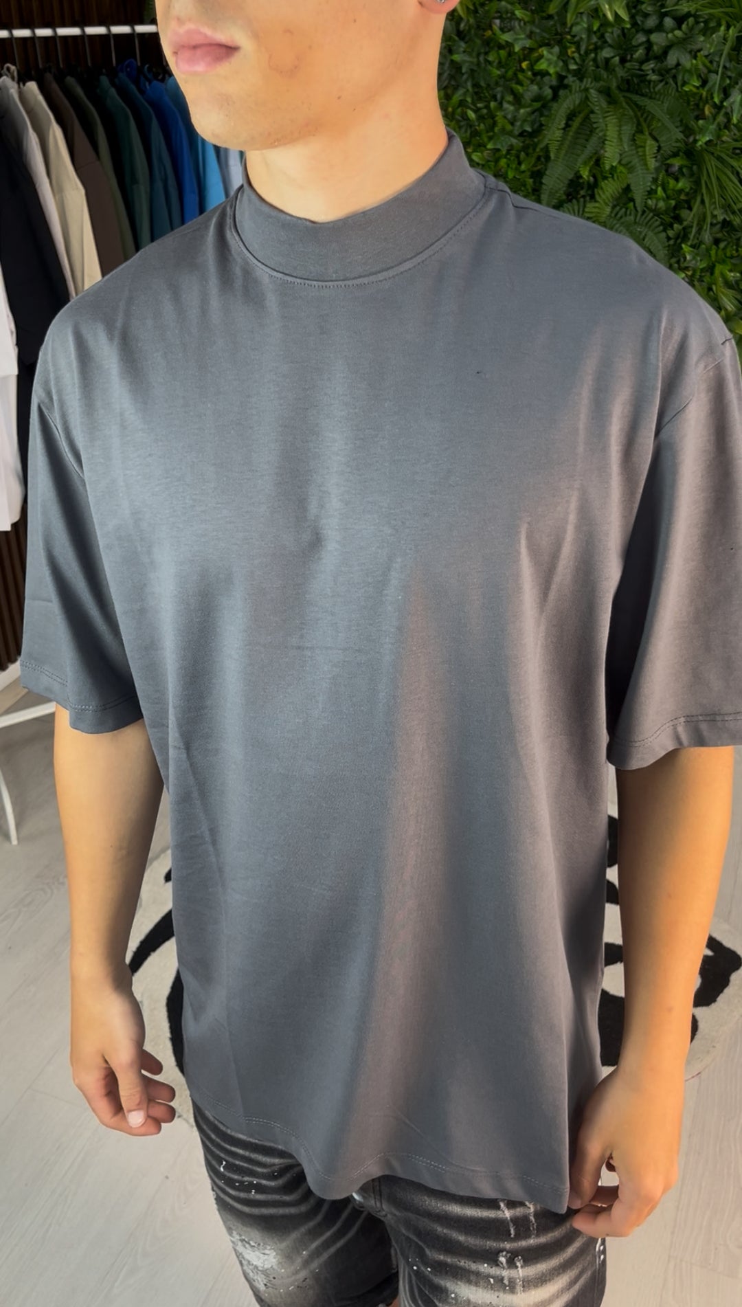 T-Shirt mit hohem Bleihals