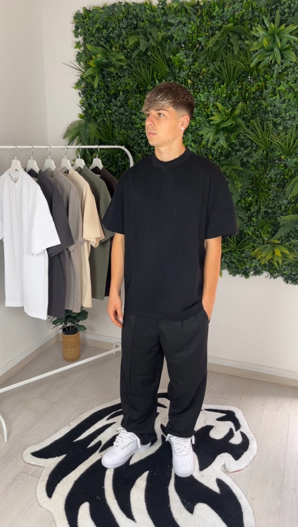 T-shirt avec des abrasions noires
