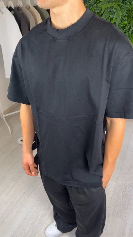 T-shirt avec des abrasions noires