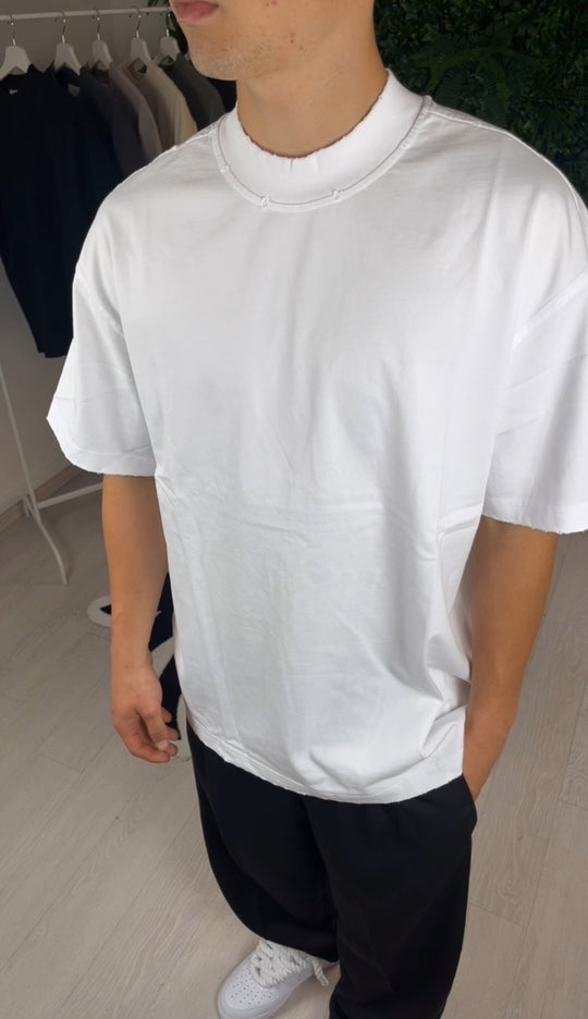 T-shirt avec des abrasions blanches