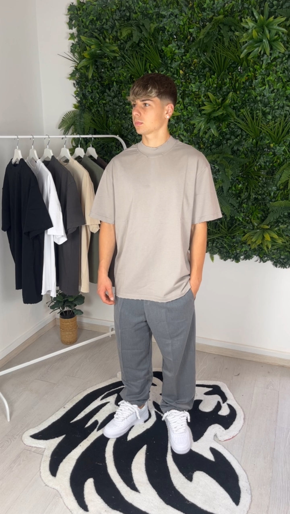 T-shirt avec des abrasions grises