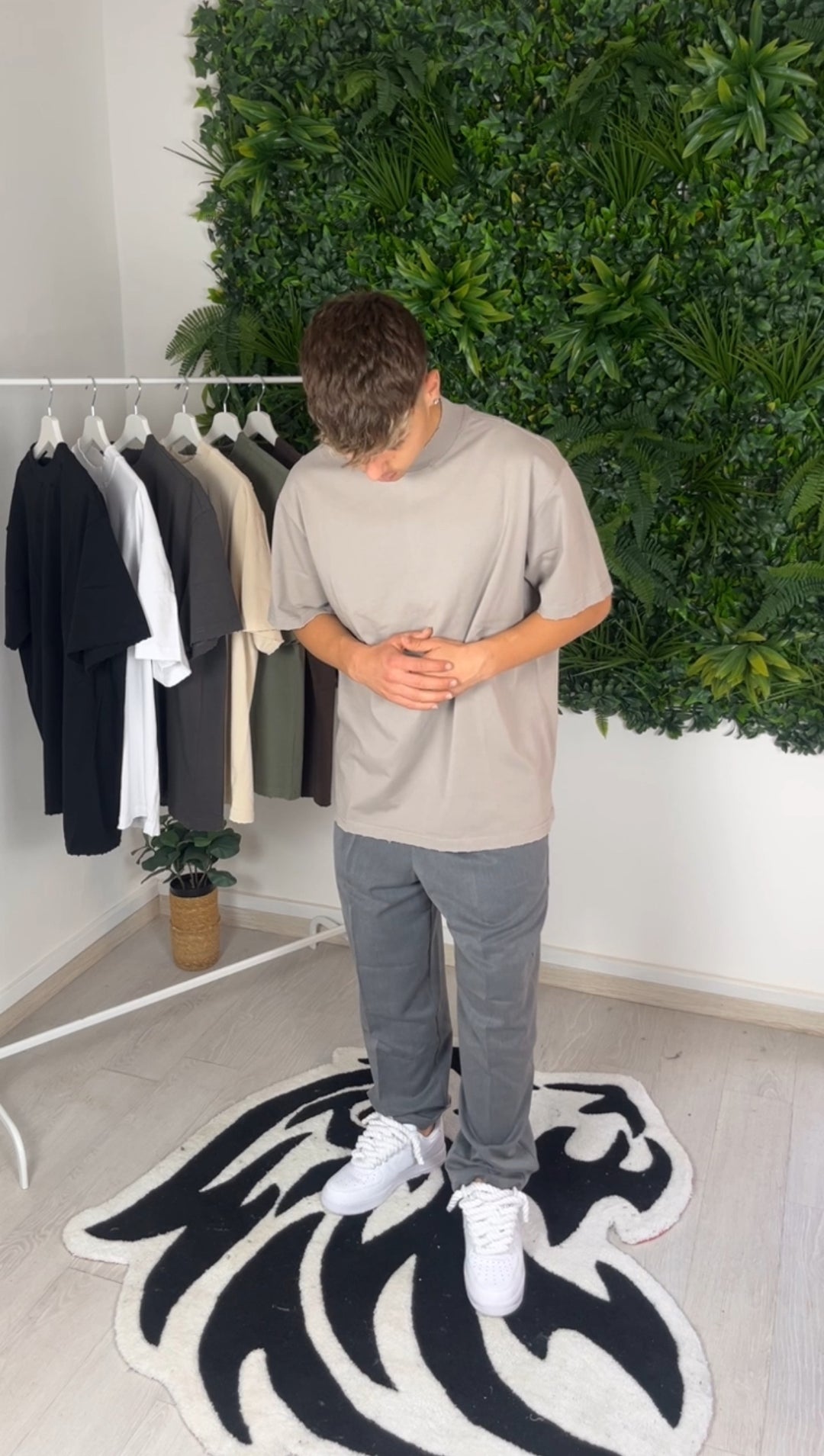T-shirt avec des abrasions grises