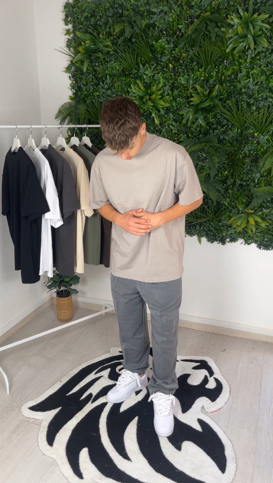 T-shirt avec des abrasions grises
