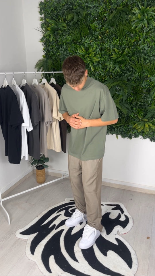 Camiseta con abrasiones verdes militares
