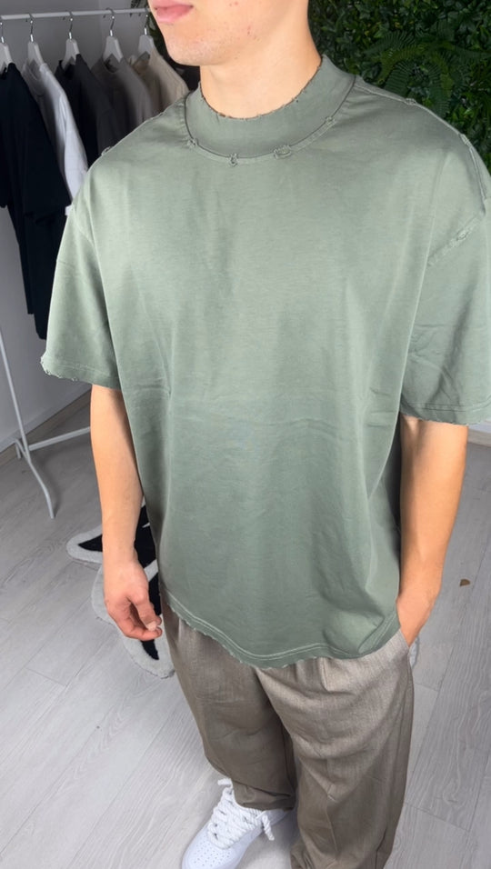 Camiseta con abrasiones verdes militares