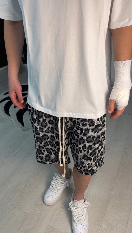 Shorts curtos da leopardia