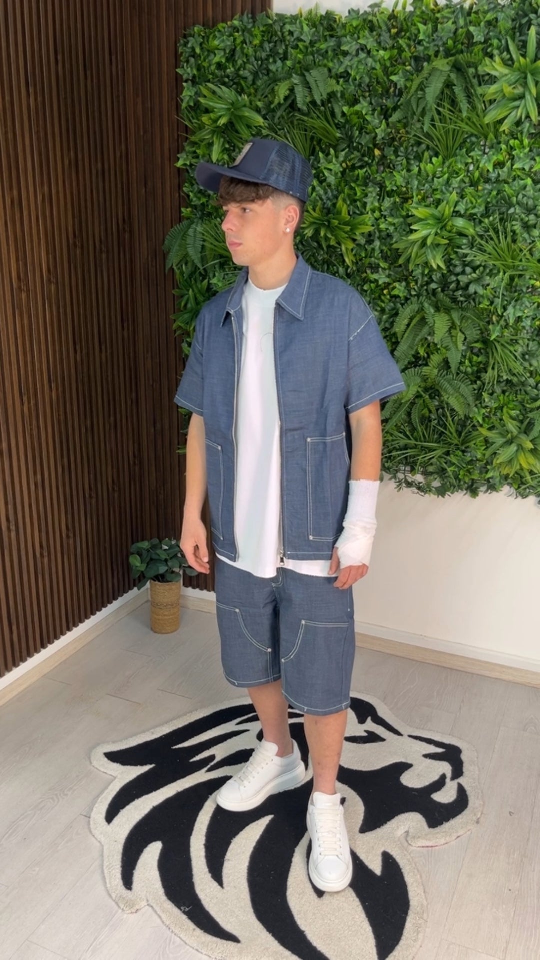 Komplette kurze blaue Denim