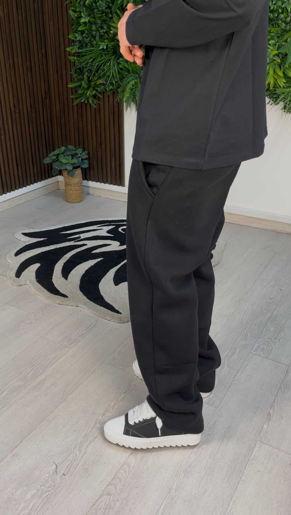 Schwarze Flare -Baumwollhose