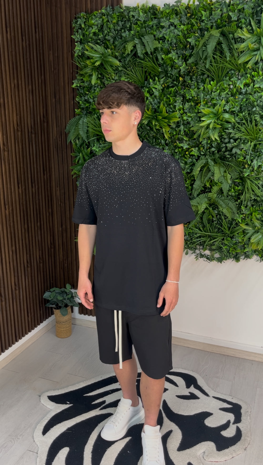T-SHIRT CON STRASS NERA