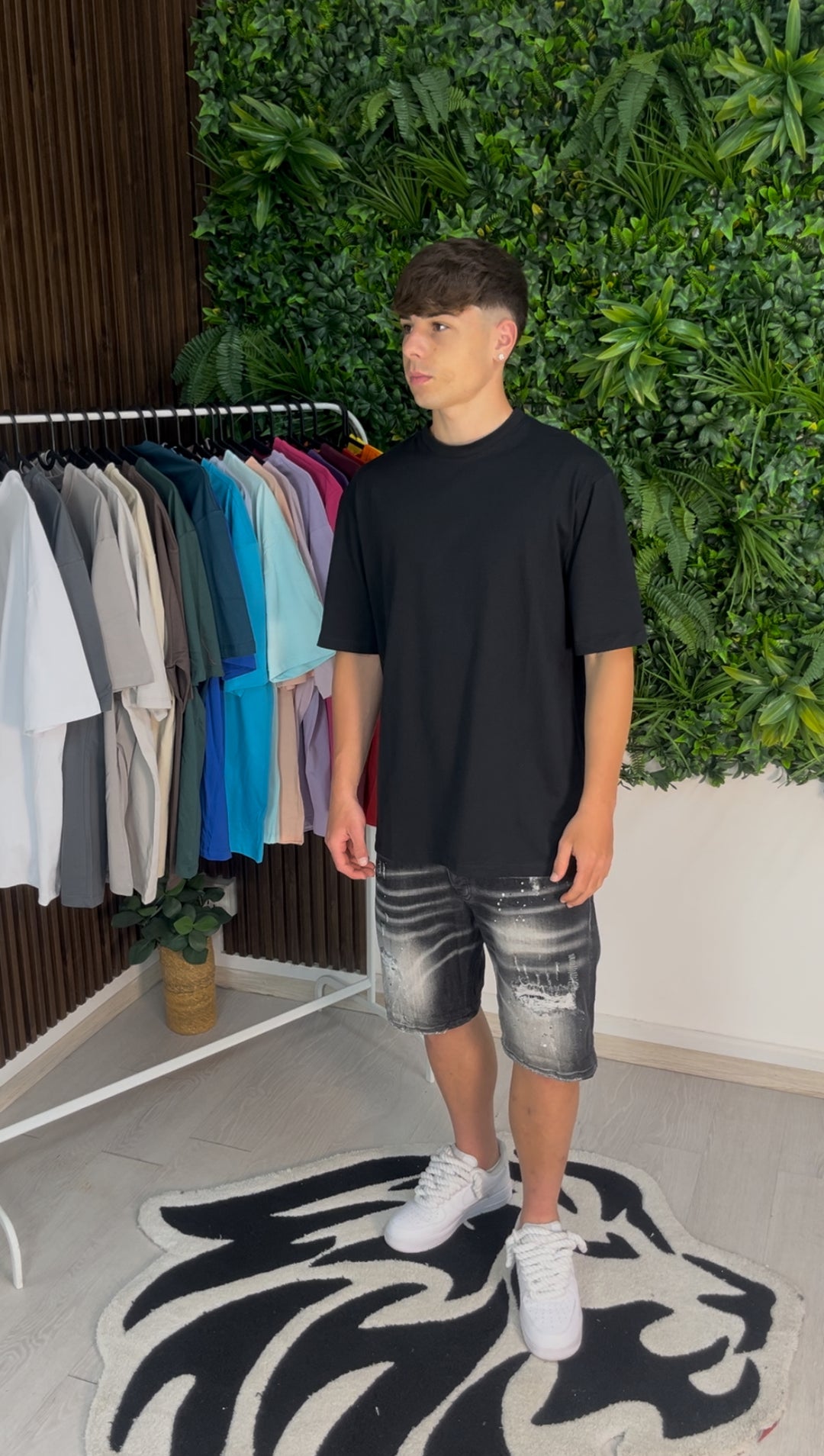 Black crewing t-shirt