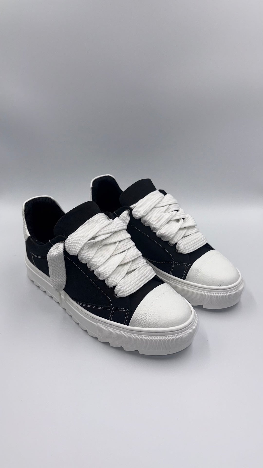 SCARPE NEXUS NERE/BIANCHE IN CAMOSCIO