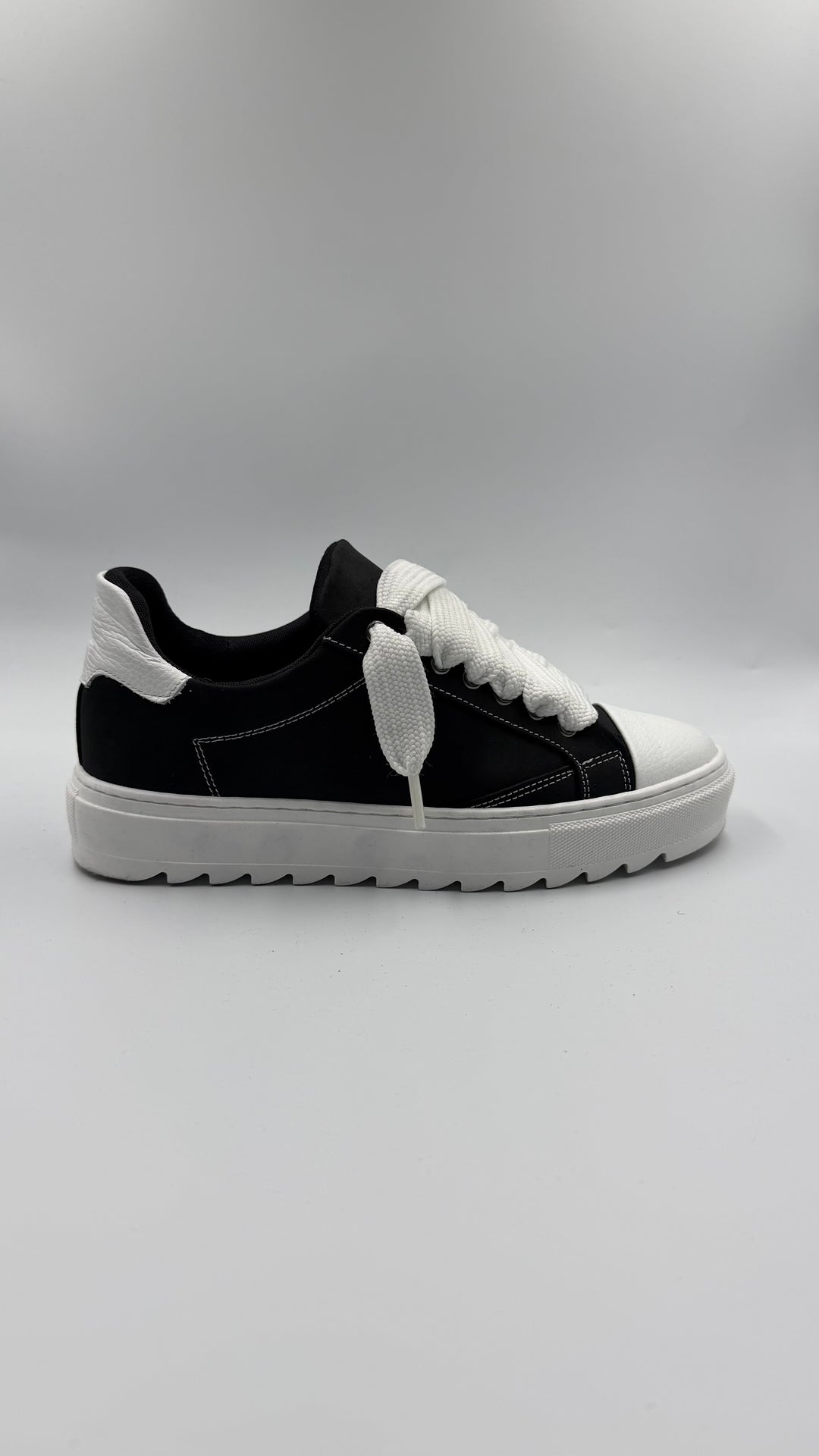 SCARPE NEXUS NERE/BIANCHE IN CAMOSCIO