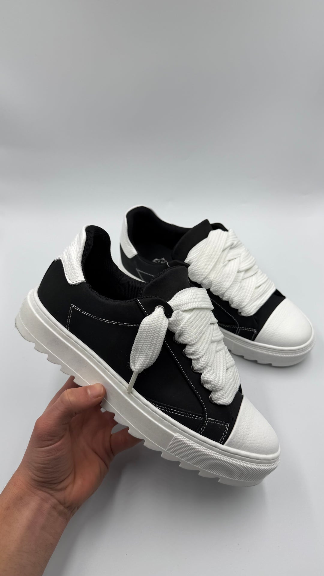 SCARPE NEXUS NERE/BIANCHE IN CAMOSCIO